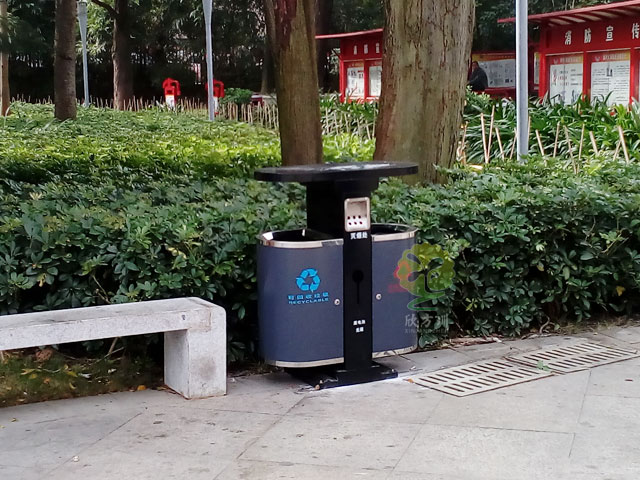 深圳橫崗公園采購(gòu)戶外鋼板分類(lèi)垃圾桶