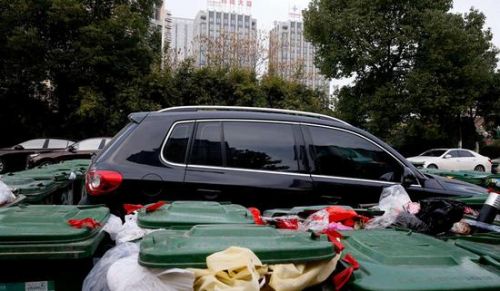 汽車被垃圾桶包圍是被惡搞還是得罪人了？